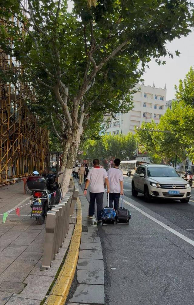 事发上海校门口！学生上学像闯关：夹缝中慢慢腾挪<strong></p>
<p>币缘币</strong>，与非机动车迎面对冲…家长担忧：何时是头