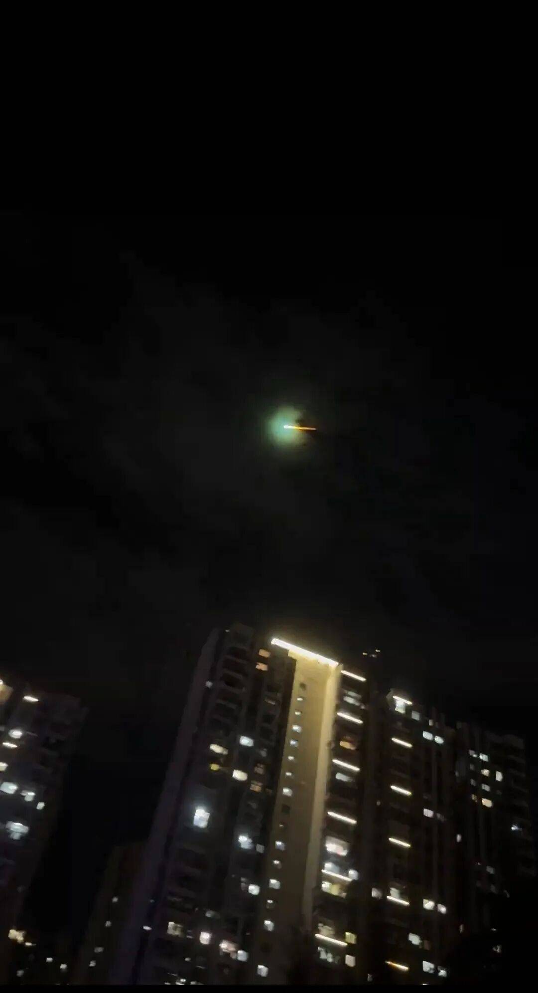 福建多地夜空现不明飞行物<strong></p>
<p>币缘币</strong>？目击者称速度极快放蓝绿色光芒