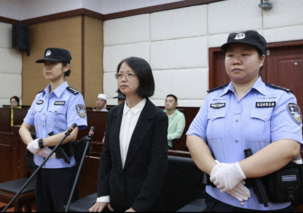 女厅官当场认罪！对省委原书记妻子唯命是从<strong></p>
<p>先知</strong>，花850万装修别墅