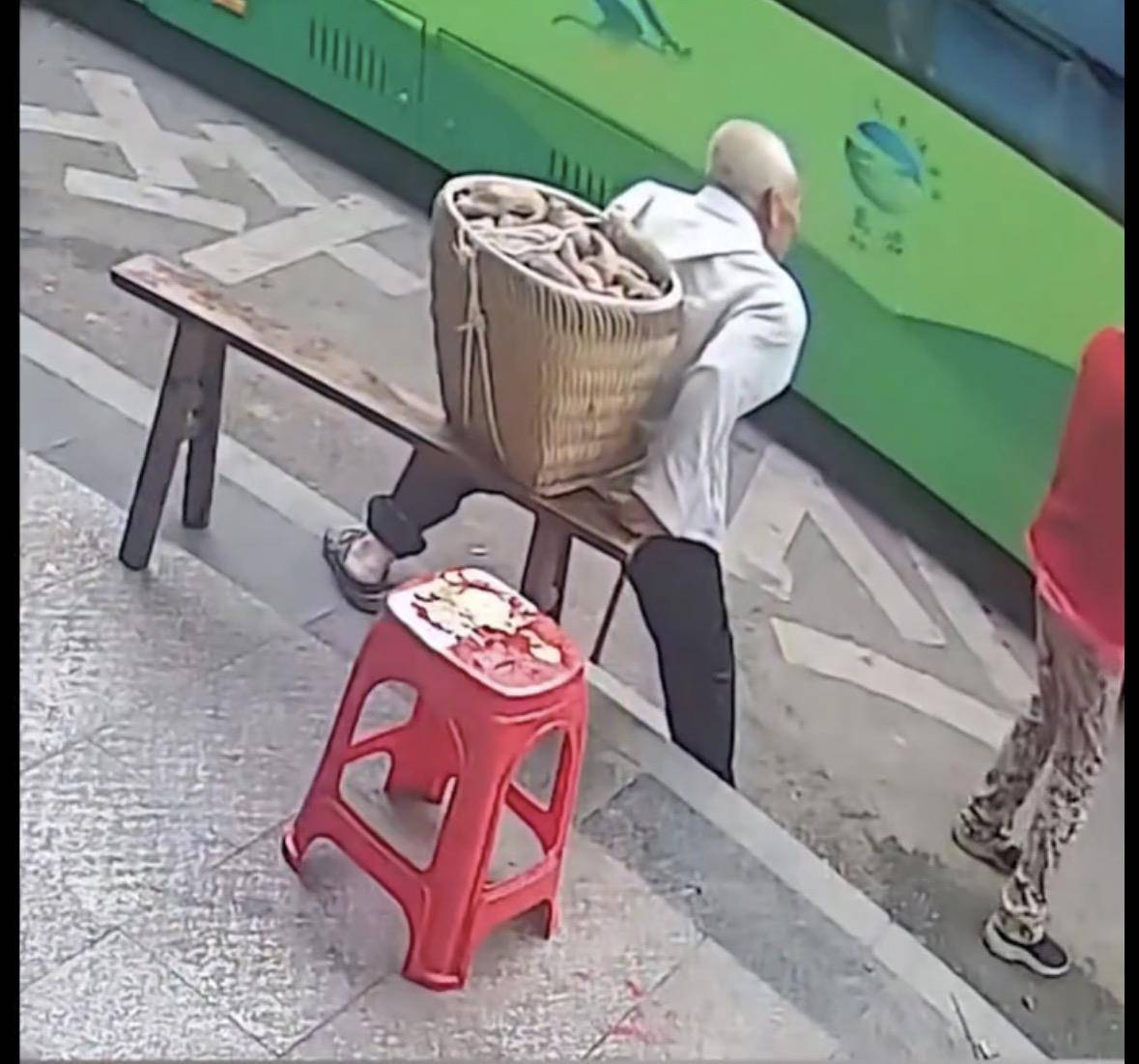 重庆一背篓老人等公交被拒载<strong></p>
<p>微五币商城</strong>，交通运输局：涉事司机已被开除