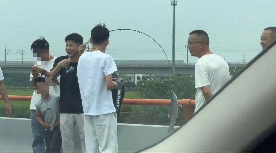 男子高速遇堵车下车钓鱼<strong></p>
<p>币商城</strong>，首竿即中！开怀大笑：“鱼送路人了”