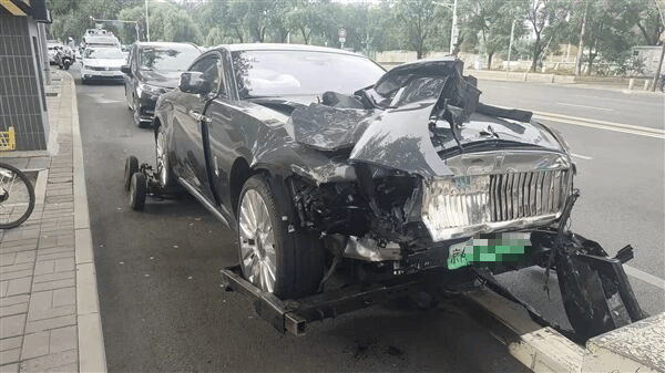 陈震谈劳斯莱斯车祸后续：对方为网约车<strong></p>
<p>法币</strong>，已联系到伤者家属，会全力支付应该负担的赔偿