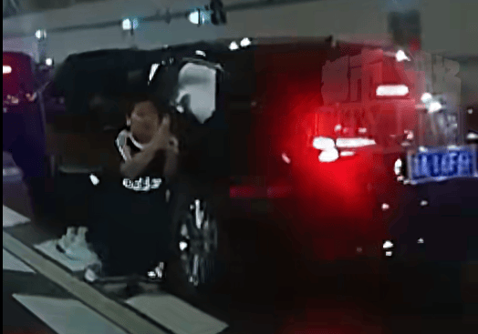 10岁男孩跪地拦车哭求“救救妈妈”<strong></p>
<p>法币</strong>，感动全网！其母发声
