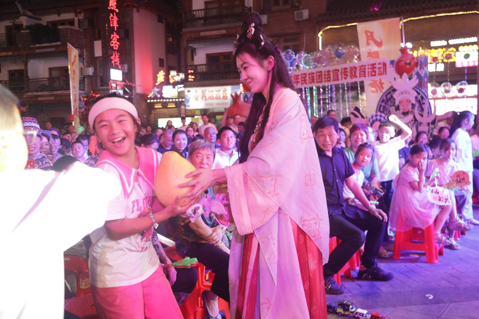 月映火塘 悦唱荔波<strong></p>
<p>墨子币</strong>！这场中秋音乐晚会点燃团圆夜