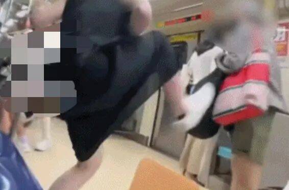 73岁老太地铁逼年轻人让座<strong></p>
<p>墨子币</strong>，被一脚踹飞！次日在超市闹事被捕，一查竟是通缉犯！