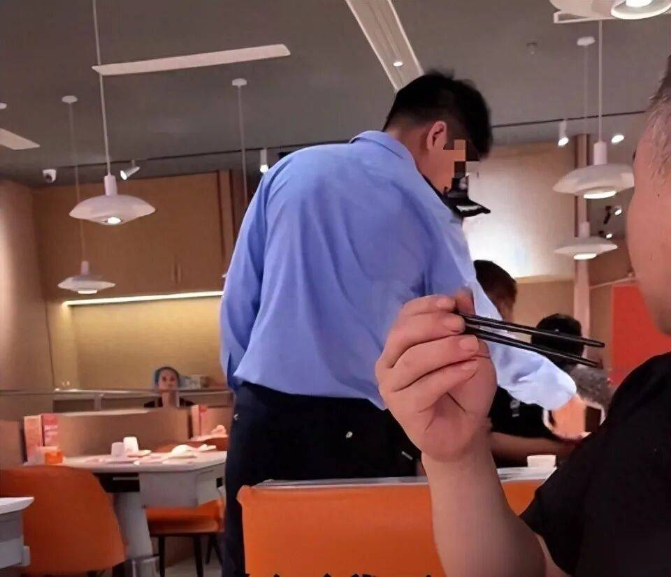 小伙和女友餐厅吃饭<strong></p>
<p>ect币</strong>，被民警赶来戴铐带走；警方回应：其女友与一离家女孩“撞脸”，错抓已道歉
