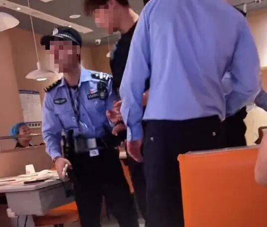 小伙和女友餐厅吃饭<strong></p>
<p>ect币</strong>，被民警赶来戴铐带走；警方回应：其女友与一离家女孩“撞脸”，错抓已道歉