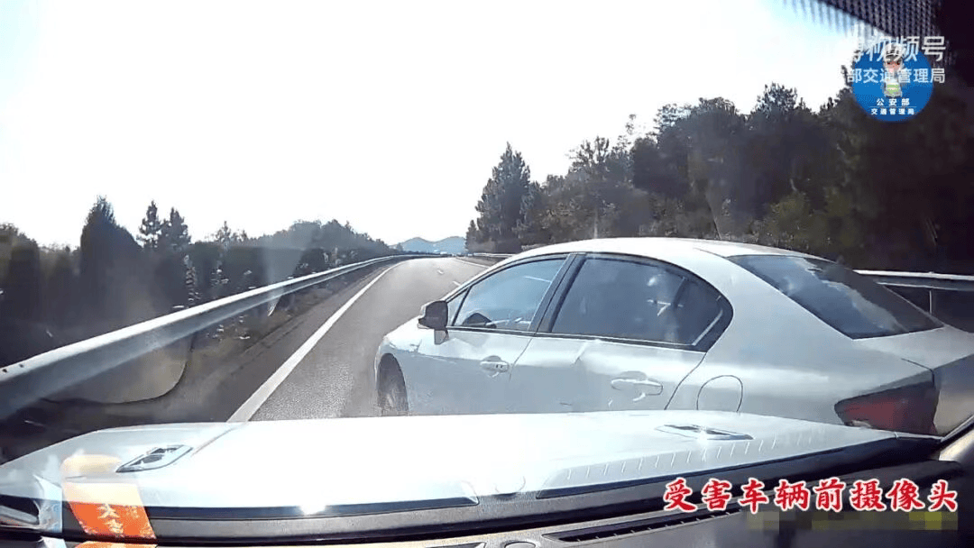 “我撒谎天打雷劈！”男子高速突然强行变道致翻车<strong></p>
<p>币村网</strong>，反诬赖对方