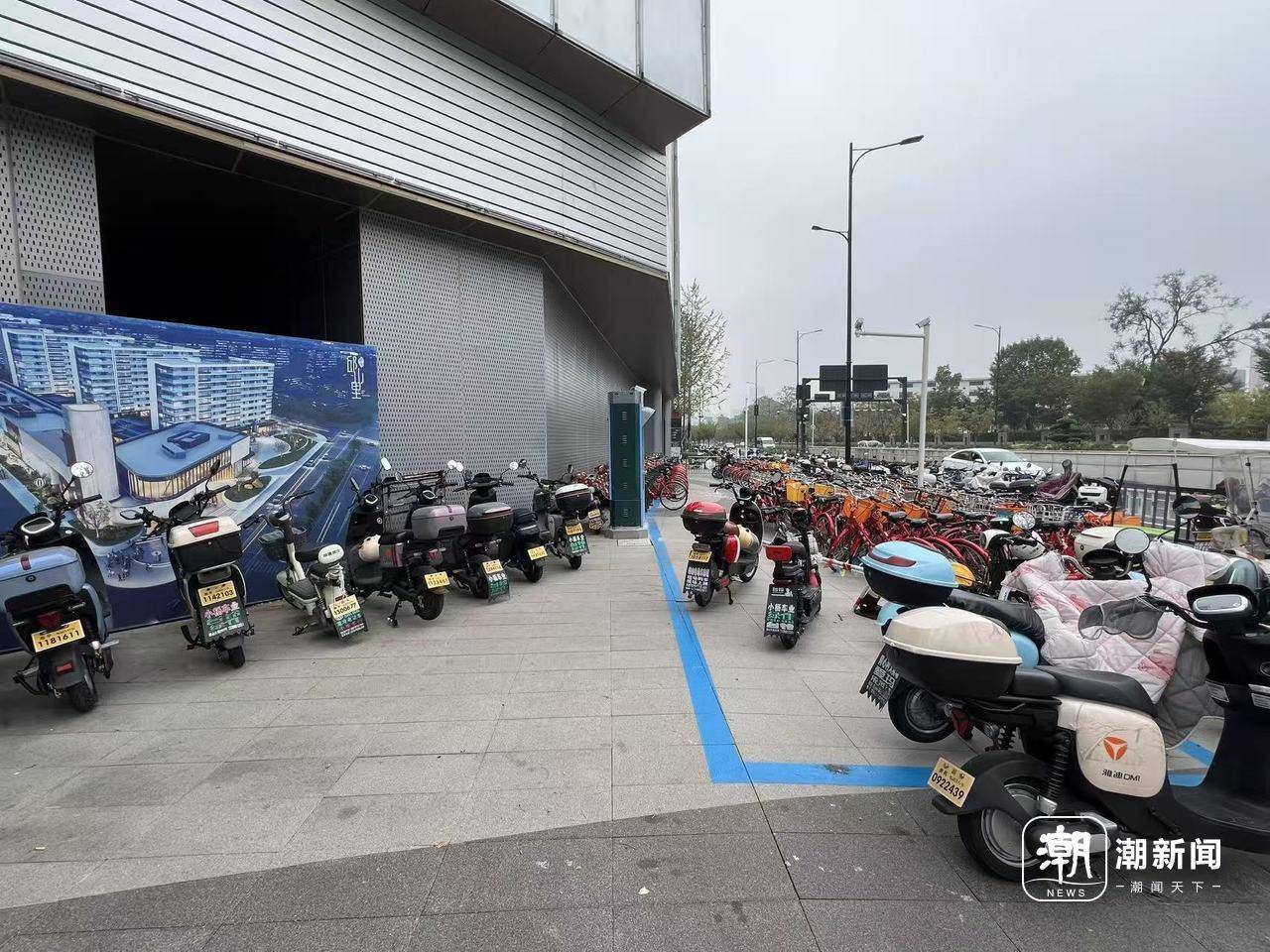 杭州临平邱山大街地铁口被电瓶车“封印”<strong></p>
<p>币舫</strong>？城管临平中队：将加强管理