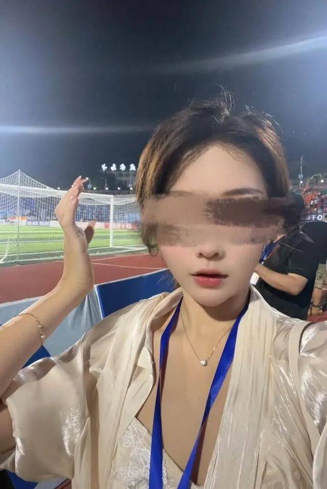 湖南一女主播被伪装的包裹炸伤<strong></p>
<p>九币</strong>，永州公安：正在核实具体情况