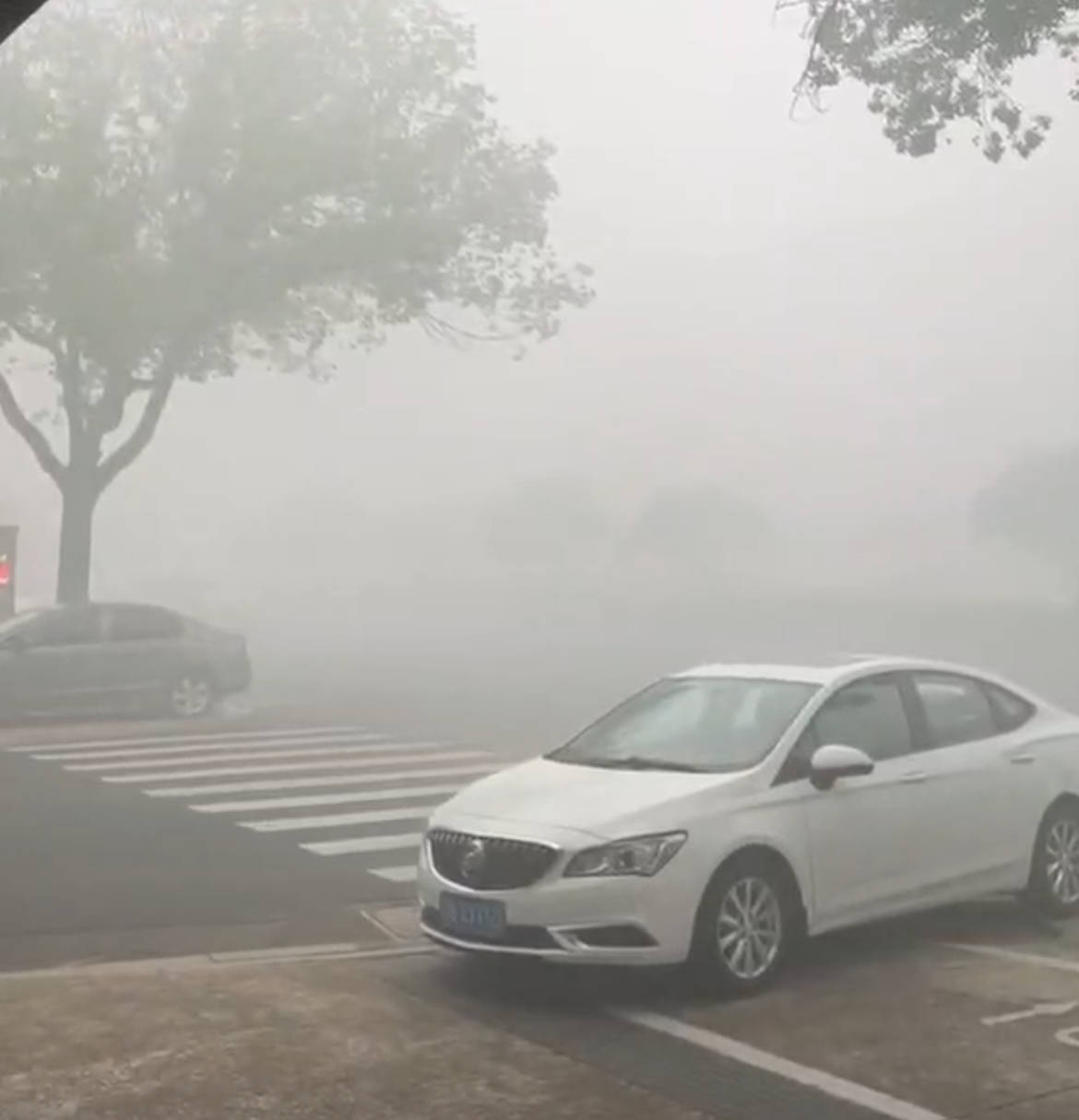 江苏一化工厂发生火灾<strong></p>
<p>和平币</strong>，现场燃起冲天浓烟街道被烟雾笼罩，当地：将通报，未致人员伤亡