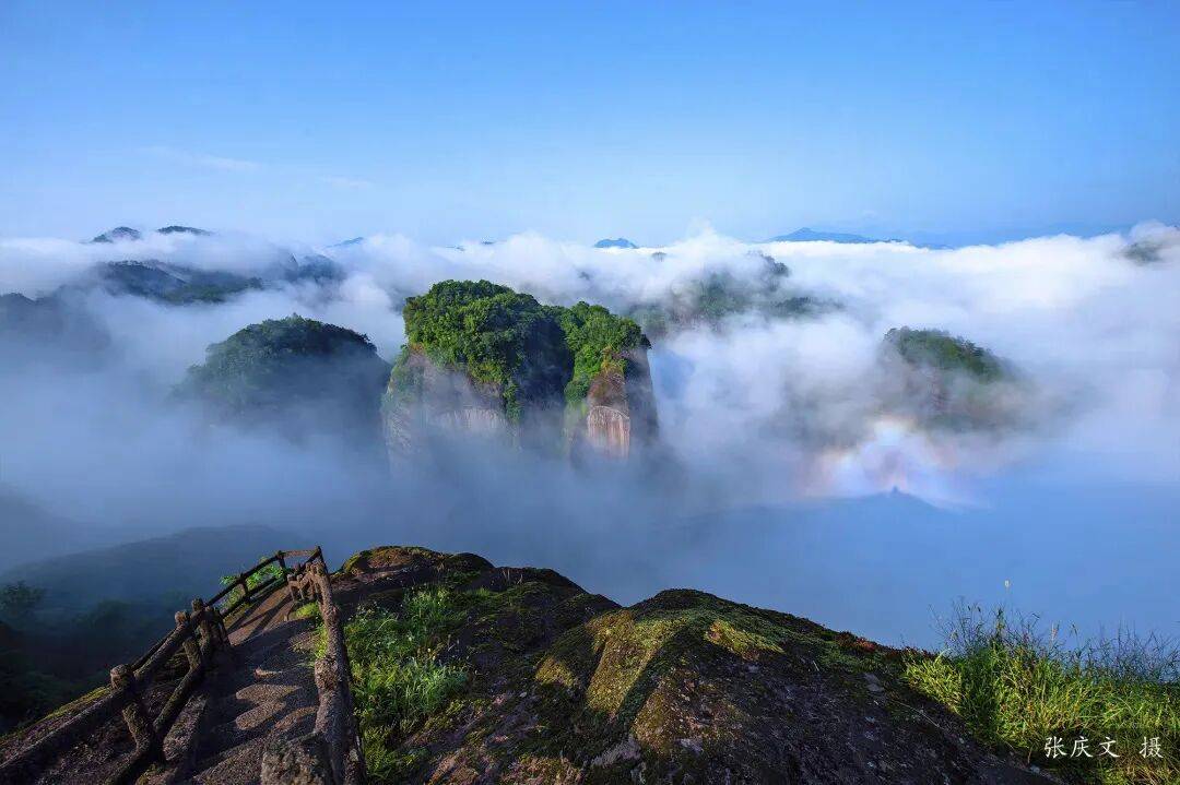 为什么年轻人迷上了爬山？ | 秋高气爽<strong></p>
<p>币聪</strong>，是时候出发了→