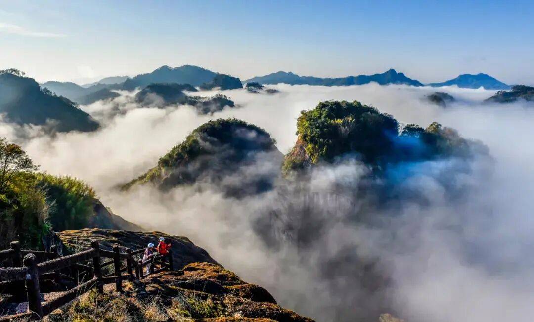 为什么年轻人迷上了爬山？ | 秋高气爽<strong></p>
<p>币聪</strong>，是时候出发了→