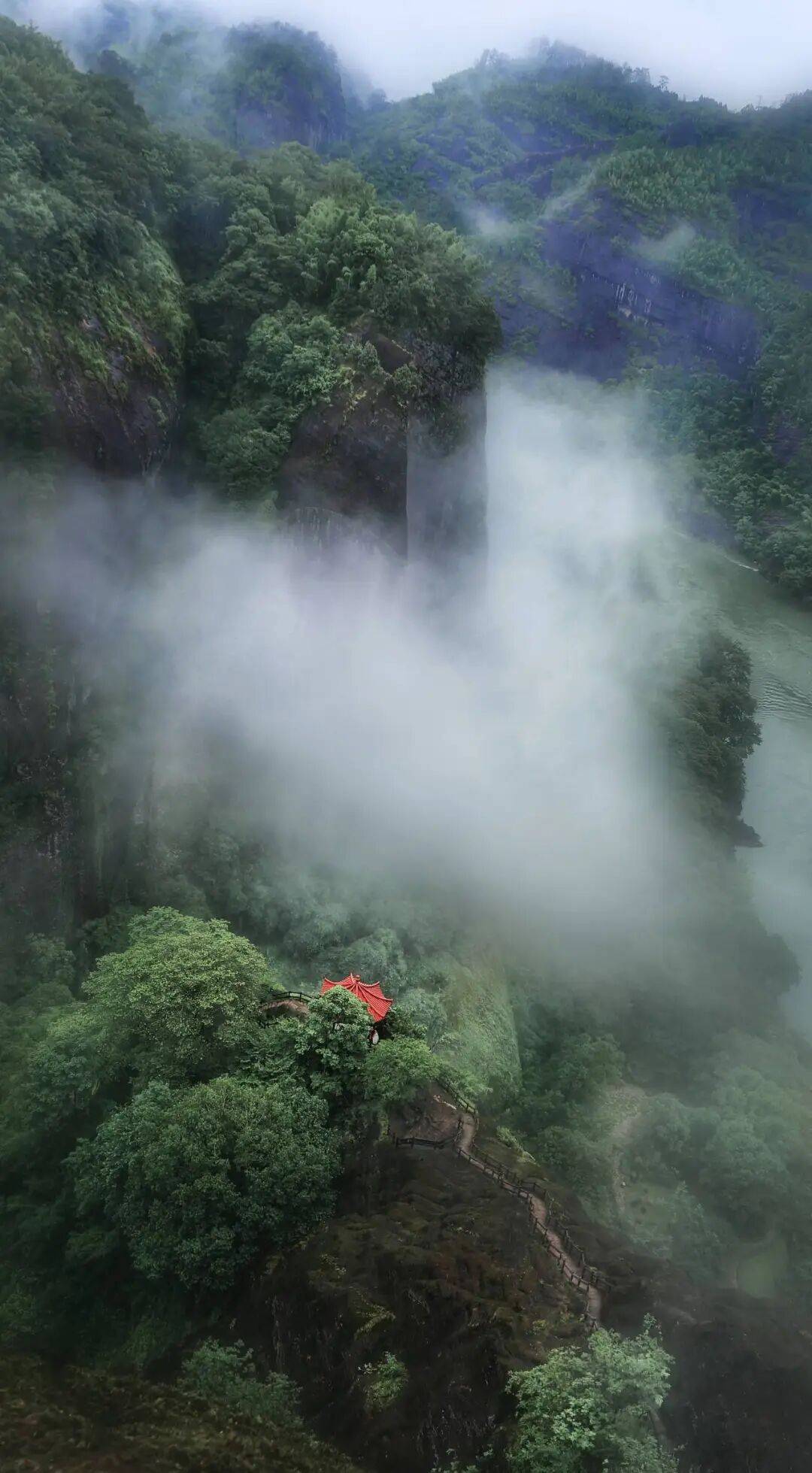 为什么年轻人迷上了爬山？ | 秋高气爽<strong></p>
<p>币聪</strong>，是时候出发了→