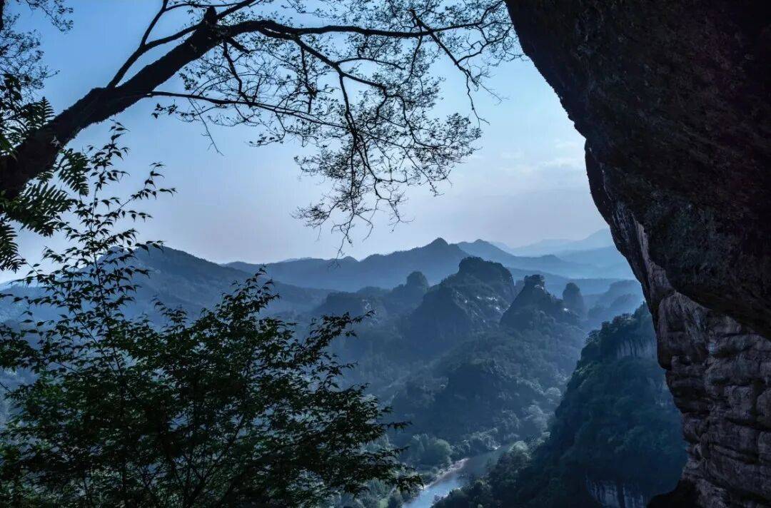 为什么年轻人迷上了爬山？ | 秋高气爽<strong></p>
<p>币聪</strong>，是时候出发了→