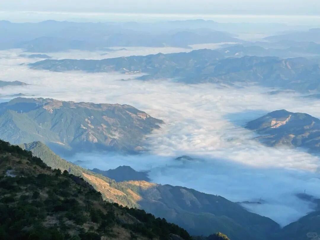 为什么年轻人迷上了爬山？ | 秋高气爽<strong></p>
<p>币聪</strong>，是时候出发了→