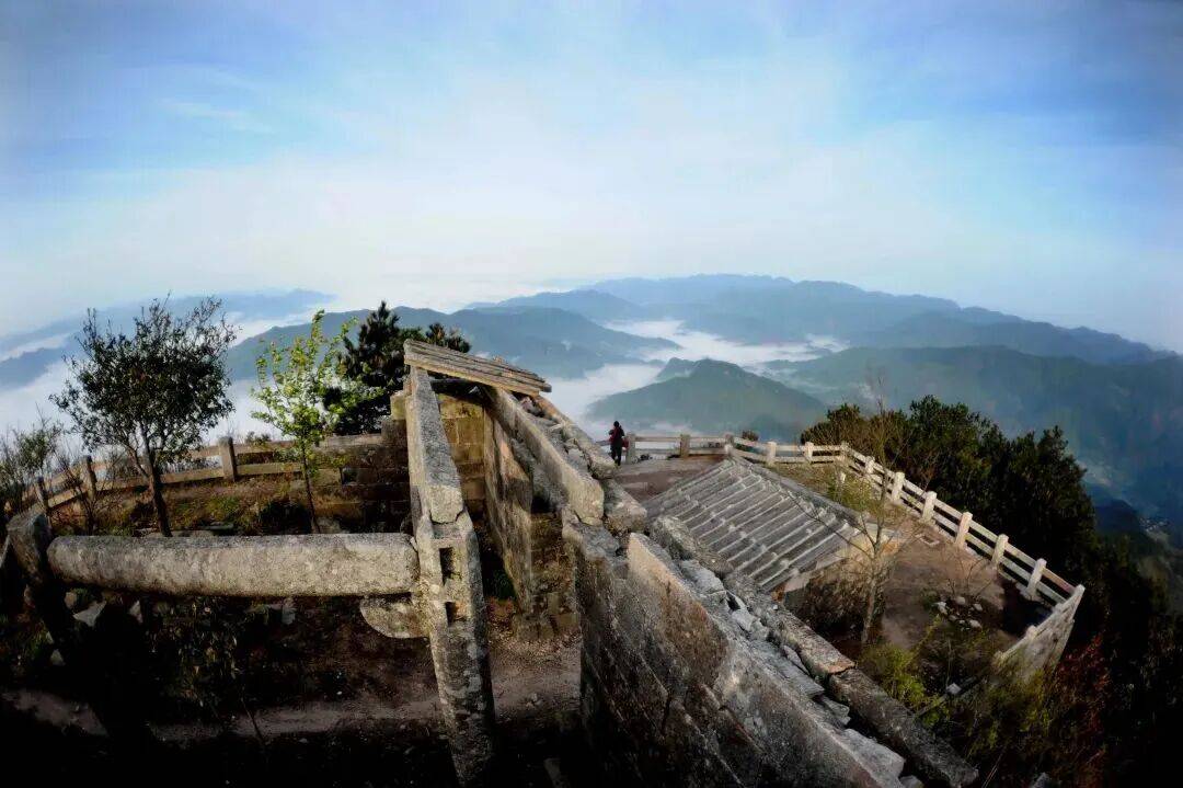为什么年轻人迷上了爬山？ | 秋高气爽<strong></p>
<p>币聪</strong>，是时候出发了→