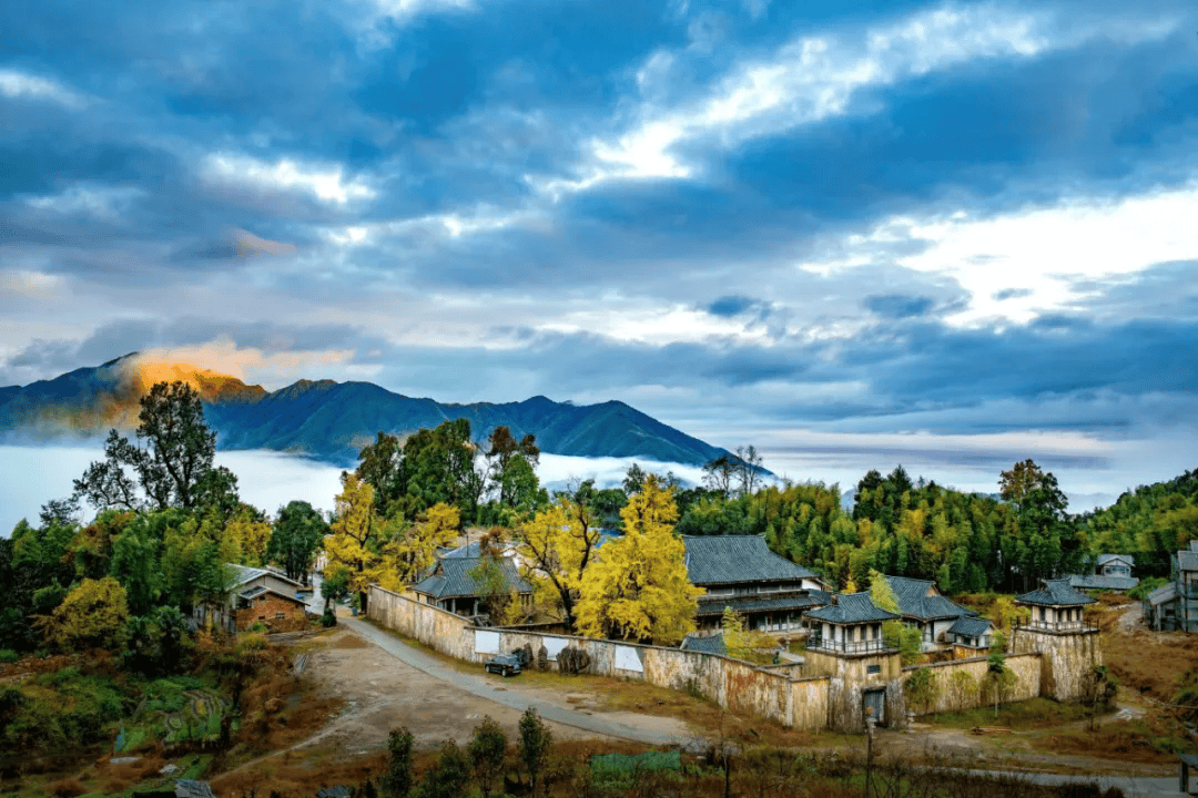 为什么年轻人迷上了爬山？ | 秋高气爽<strong></p>
<p>币聪</strong>，是时候出发了→