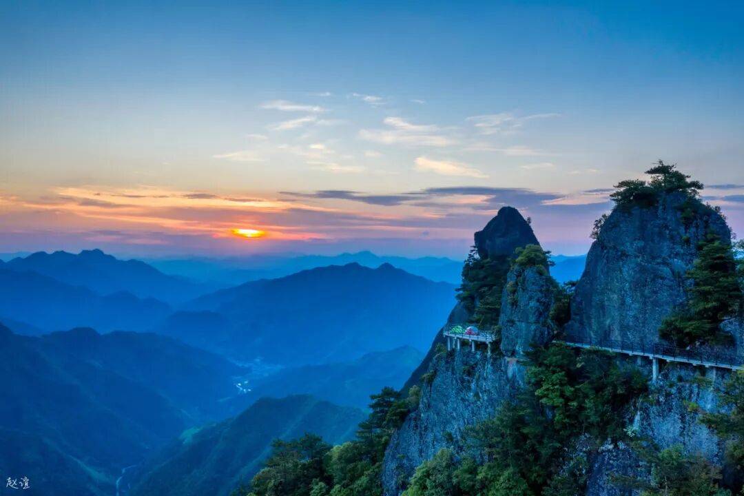 为什么年轻人迷上了爬山？ | 秋高气爽<strong></p>
<p>币聪</strong>，是时候出发了→