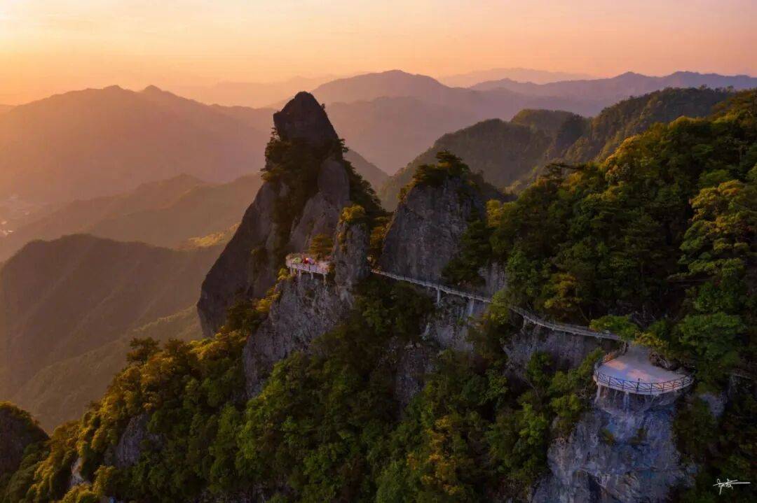 为什么年轻人迷上了爬山？ | 秋高气爽<strong></p>
<p>币聪</strong>，是时候出发了→