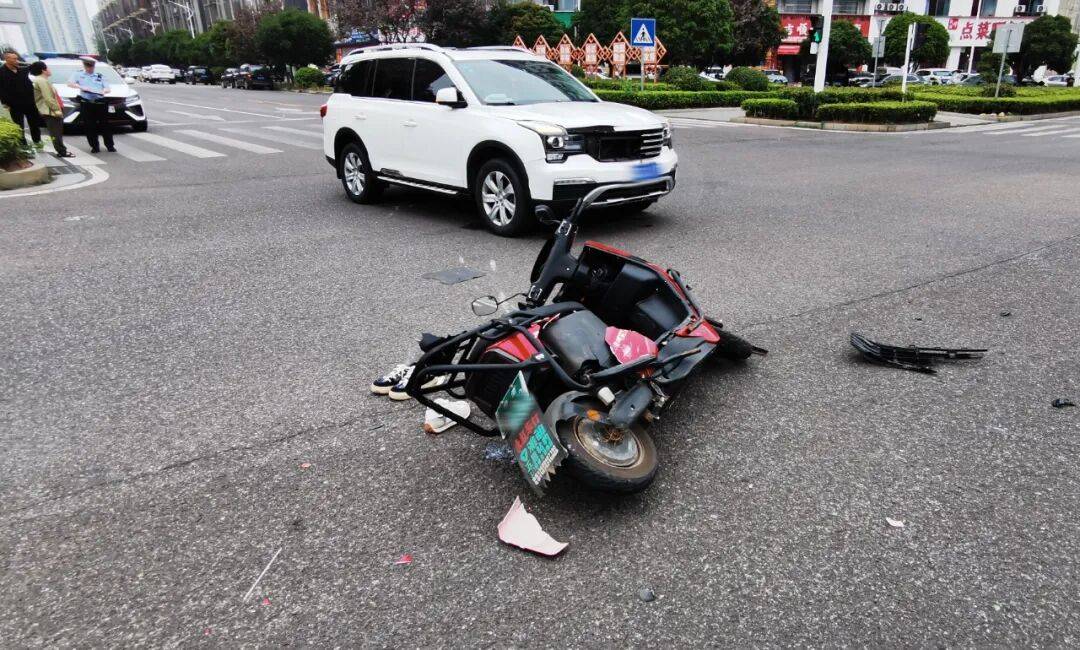 湖南湘潭一女生骑车闯红灯<strong></p>
<p>怎样进入币圈</strong>，骨折、肝破裂…