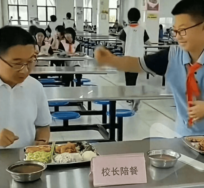 因“被学生抢鸡排”走红的校长病逝<strong></p>
<p>怎样进入币圈</strong>，其子：月初刚做心血管手术，约千人赶来送最后一程