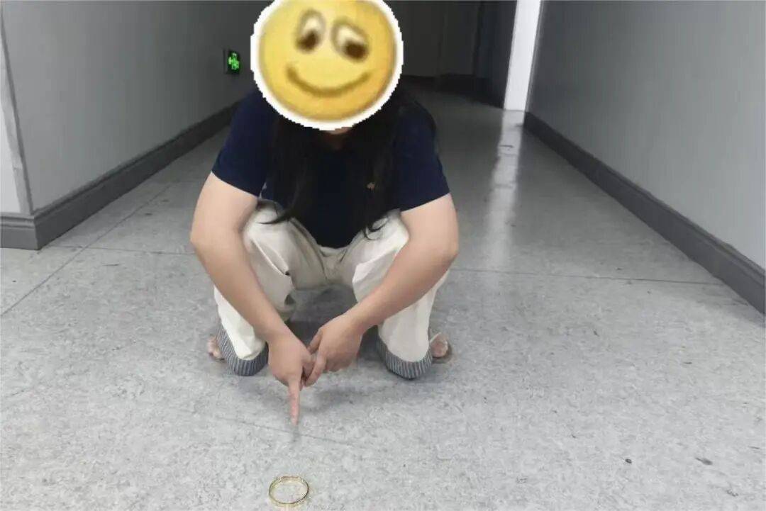 江西一新娘金手镯婚前被堂嫂掉包成铜手镯<strong></p>
<p>怎样进入币圈</strong>，堂嫂事后还淡定去吃席，目前已被采取刑事强制措施
