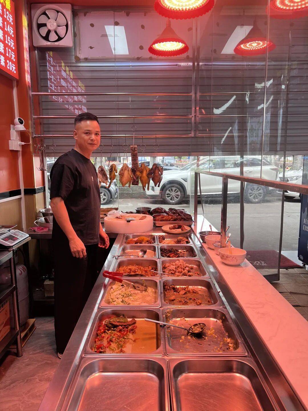 小伙到广州一猪脚饭店吃免费“2号餐”<strong></p>
<p>怎样进入币圈</strong>，突然跪地道谢，老板娘：以后要吃饭就直接过来