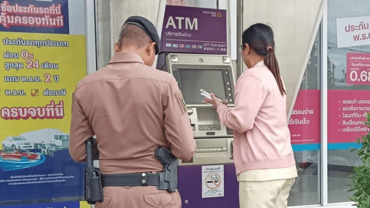 泰国女子在ATM机取钱<strong></p>
<p>福币价格</strong>,取款口突然窜出一条蛇