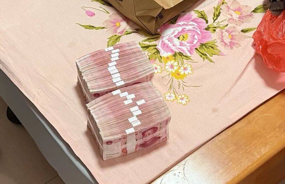 女子紧攥20万现金大哭:我自己的钱<strong></p>
<p>德币</strong>,还不能自由支配?