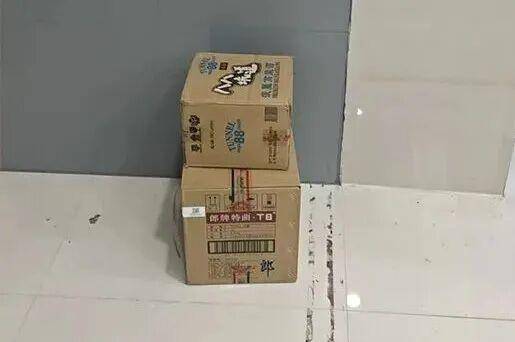 临沂俩小伙偷摸去派出所门口放下<strong></p>
<p>币率兑换</strong>了…