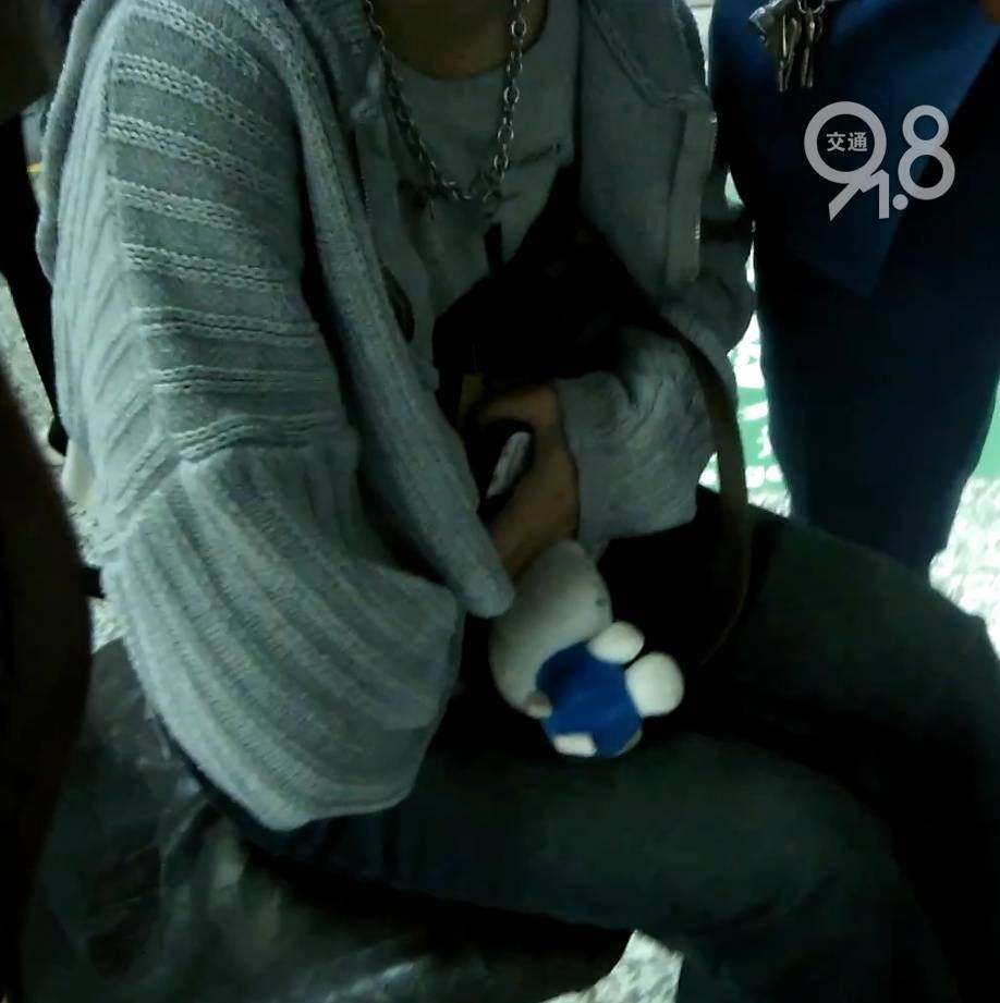 杭州地铁内<strong></p>
<p>五币钱</strong>,女乘客突然崩溃大哭!紧接着……这一幕被拍下