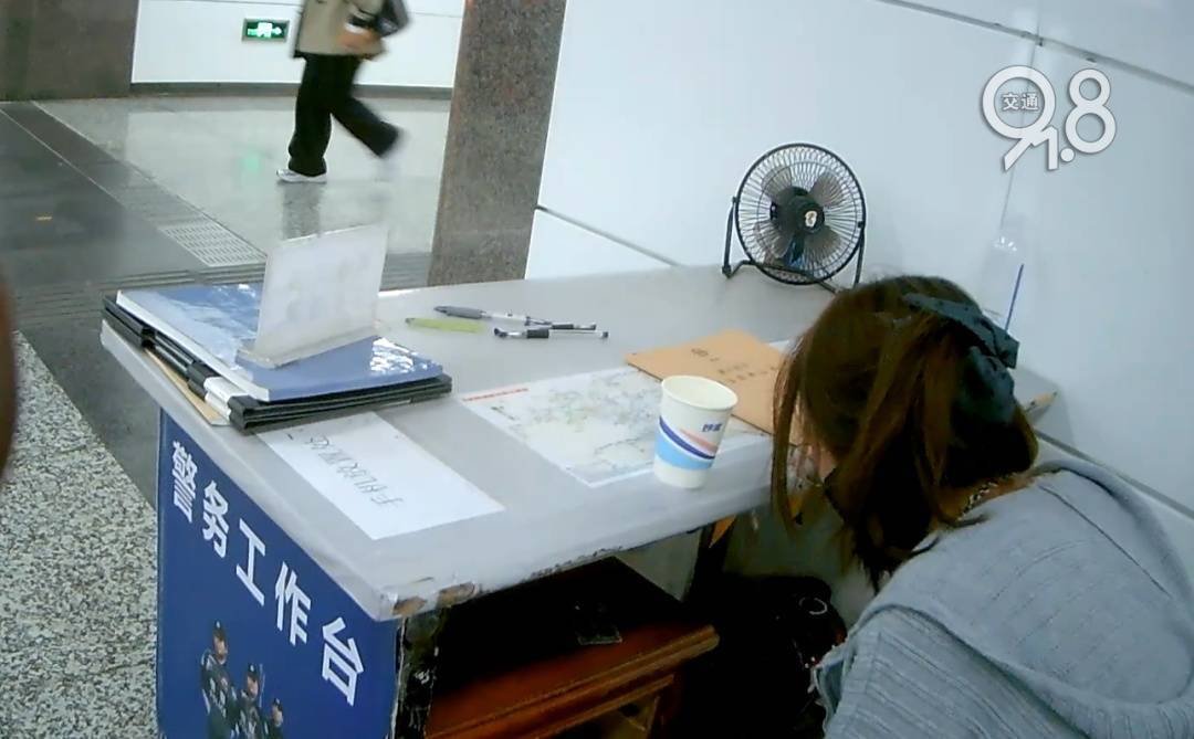 杭州地铁内<strong></p>
<p>五币钱</strong>,女乘客突然崩溃大哭!紧接着……这一幕被拍下