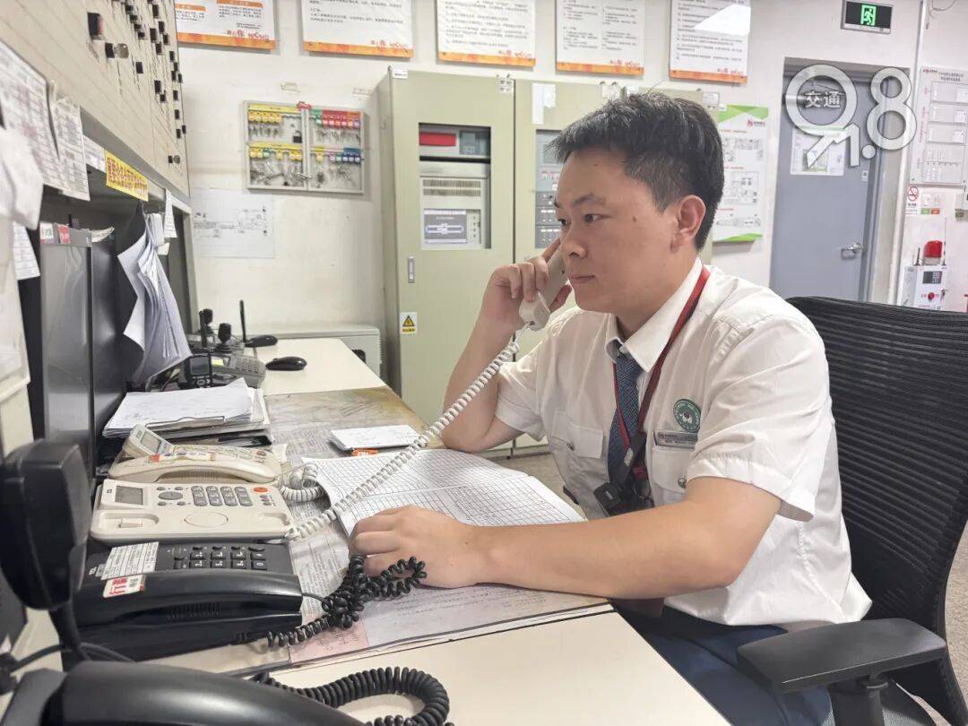 杭州地铁内<strong></p>
<p>五币钱</strong>,女乘客突然崩溃大哭!紧接着……这一幕被拍下