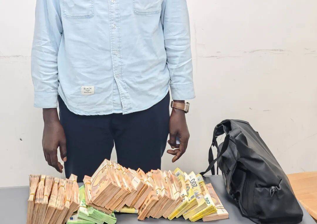 成捆的欧元现金就放在背包里装着<strong></p>
<p>杀马特</strong>,折合人民币超186万元,旅客入境时被广州海关查获