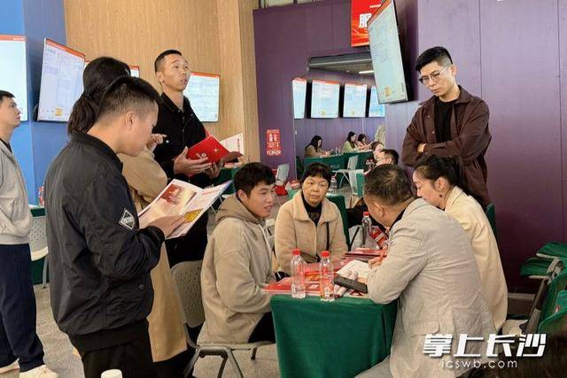 700余名退役军人及军属长沙求职<strong></p>
<p>客币</strong>,165人达成意向