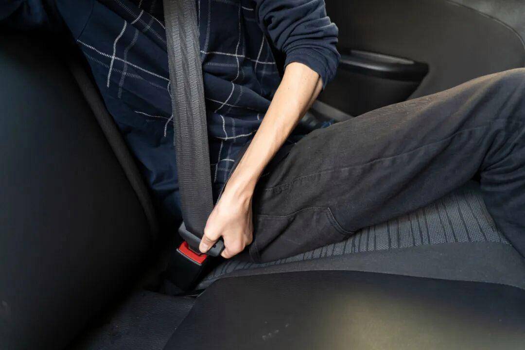 死亡率翻倍!后排乘客不系安全带<strong></p>
<p>客币</strong>,危险且违法