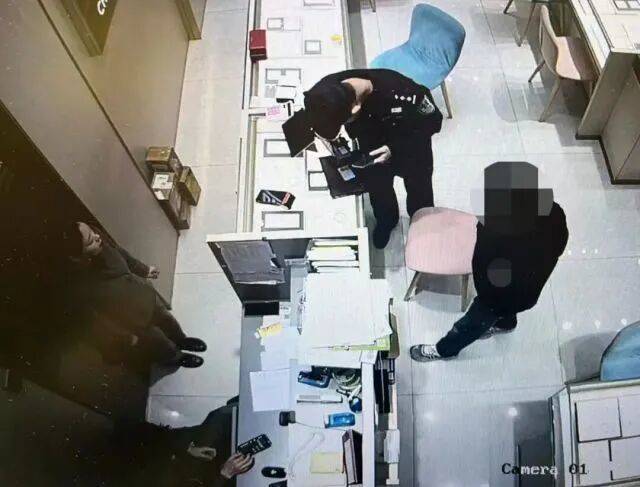 股市套现170万元后<strong></p>
<p>淘币网</strong>,杭州男子豪购300克金条!老板当场报警……