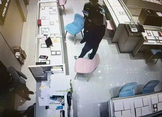 股市套现170万元后<strong></p>
<p>淘币网</strong>,杭州男子豪购300克金条!老板当场报警……