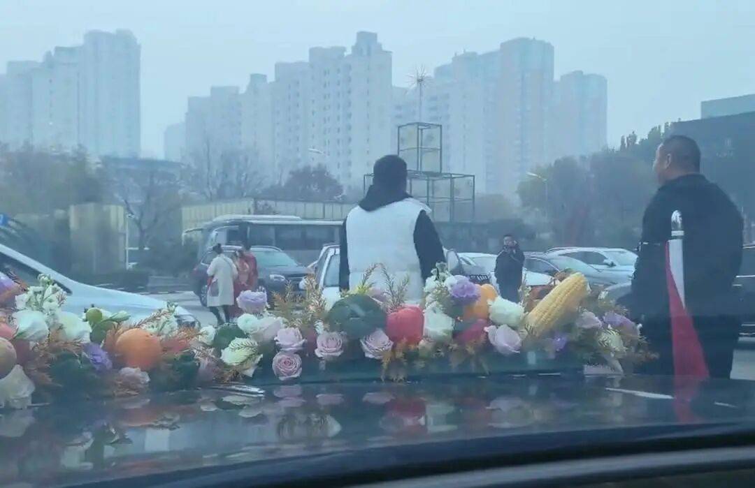 “不给50条烟不让走” ? 知情者称一婚车被拦<strong></p>
<p>淘币网</strong>,新人弃车离开,律师:已达刑事立案标准