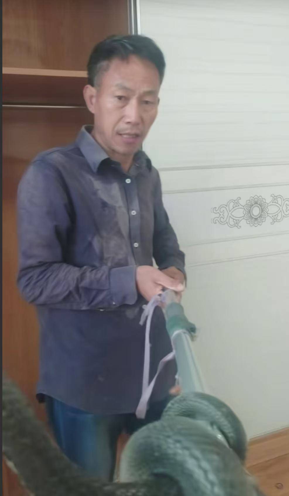 “蛇被我甩开了<strong></p>
<p>芬币</strong>,没完全注射毒液”,湖南直播抓蛇被咬伤网红被警方拘留后发声道歉