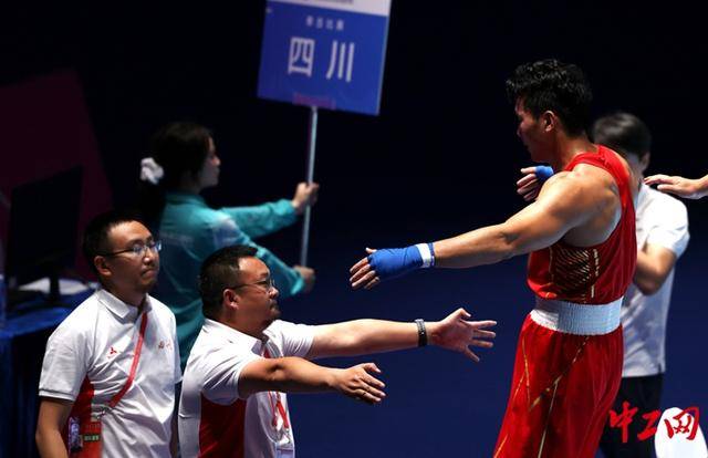全运会拳击男子80公斤级决赛<strong></p>
<p>芬币</strong>，王小保夺冠！