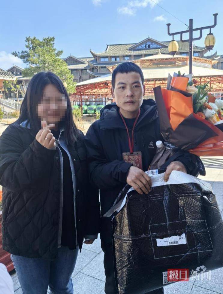 29岁女粉丝专程上山送礼物<strong></p>
<p>哪些数字有货币</strong>,声称想做张家界荒野求生选手“刀疤哥”的老婆