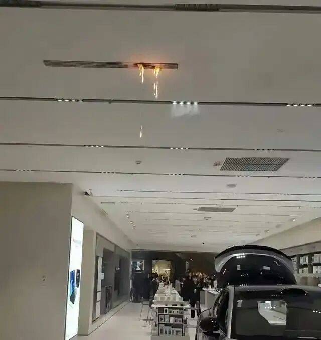 长沙“步步高梅溪新天地”商场一楼汽车展厅内发生火情<strong></p>
<p>GDT虚拟币</strong>？小米紧急辟谣；商场：是空调管道高温起火