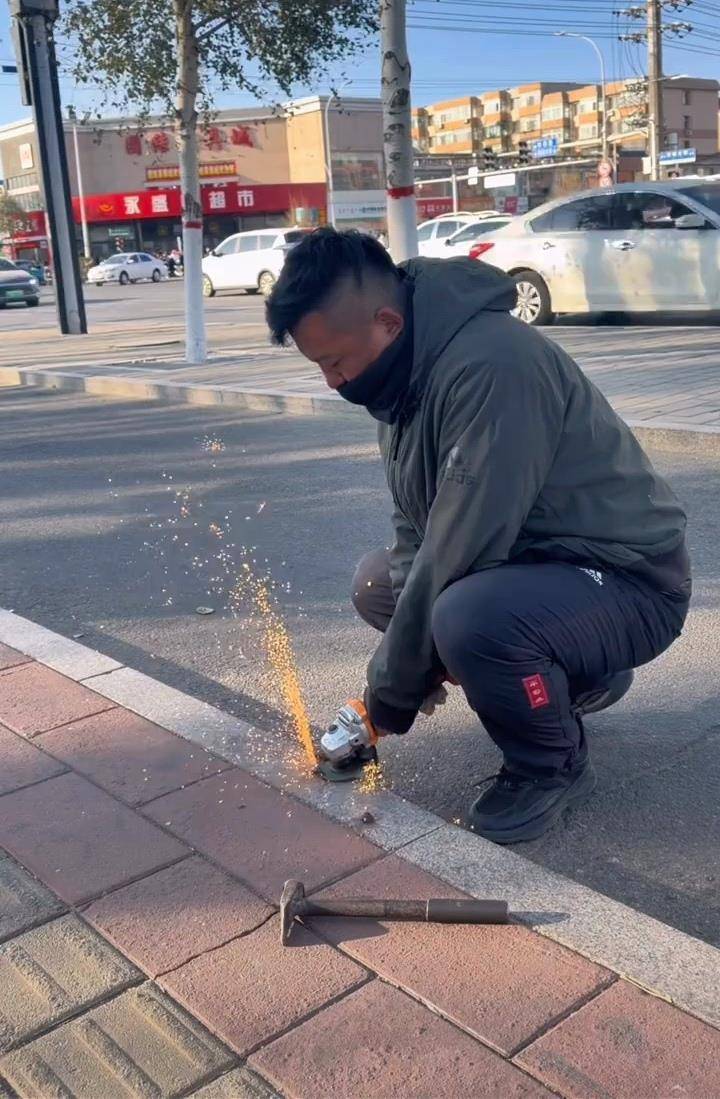 内蒙古“拔钉小哥”6年清理地钉近800斤，带动全国200多个“拔钉侠”