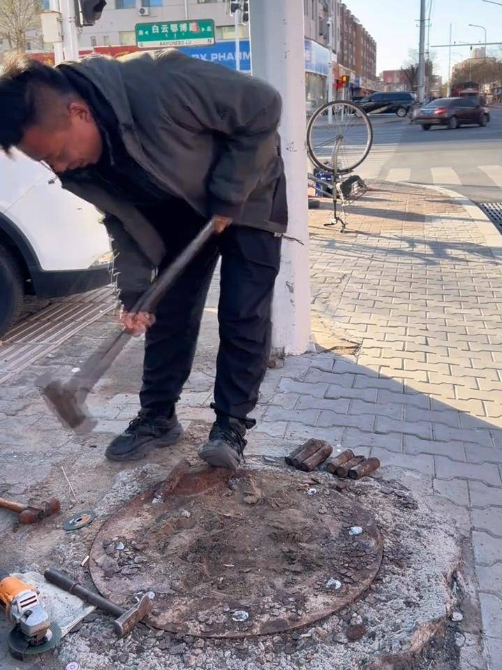 内蒙古“拔钉小哥”6年清理地钉近800斤<strong></p>
<p>虚拟币买就跌</strong>，带动全国200多个“拔钉侠”