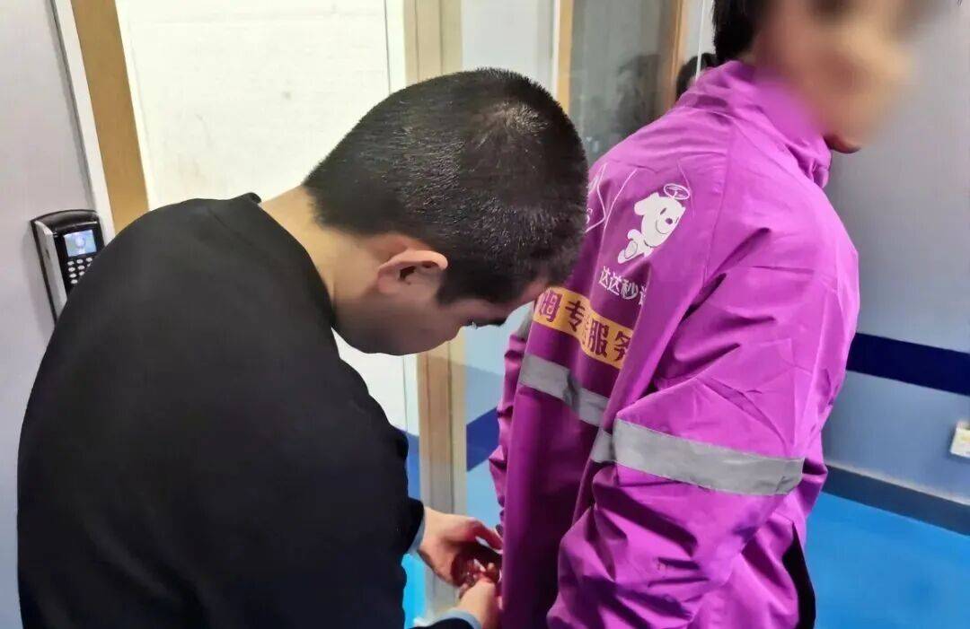南京一山姆配送员竟是“三逃”人员<strong></p>
<p>每天送虚拟币</strong>,送货途中被捕,山姆客服未回应录用合规性