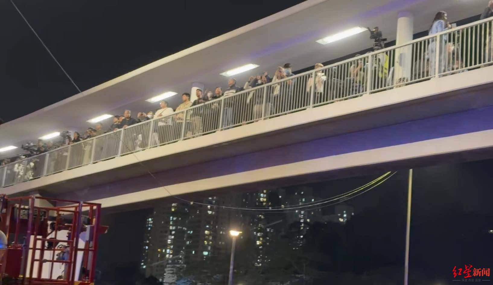 红星新闻实探香港宏福苑大火现场:警员称第一次遇到这么大火<strong></p>
<p>每天送虚拟币</strong>,餐厅老板自发为救援人员送餐