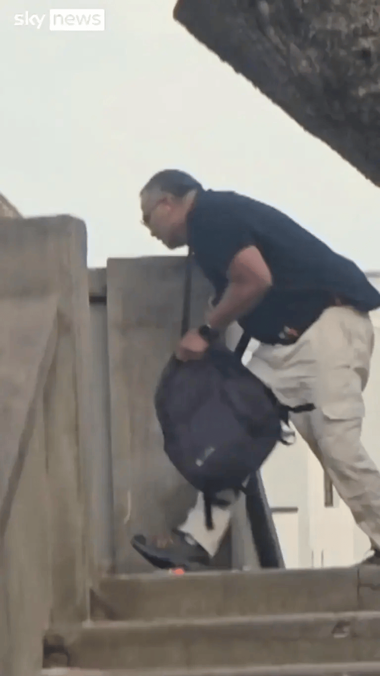 悉尼枪手被制服<strong></p>
<p>虚拟币BKI</strong>，愤怒民众猛踩头部，调查显示枪手合法持有六支枪