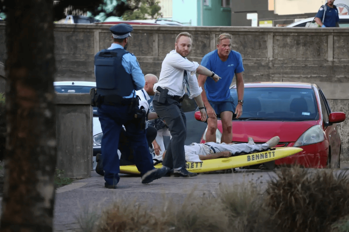 悉尼枪手被制服<strong></p>
<p>虚拟币BKI</strong>，愤怒民众猛踩头部，调查显示枪手合法持有六支枪